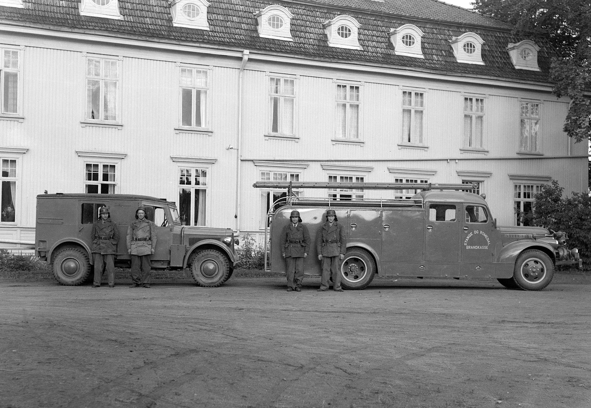Anno Domkirkeodden, Stange Brannvesen, brannbil, t.v. Horch, ex, tysk krigsmodell, brannmenn, ukjent i uniform. Til høyre: Chevrolet årsmodell 1946-47. D-2581, Stange og Romedal Brandkasse.