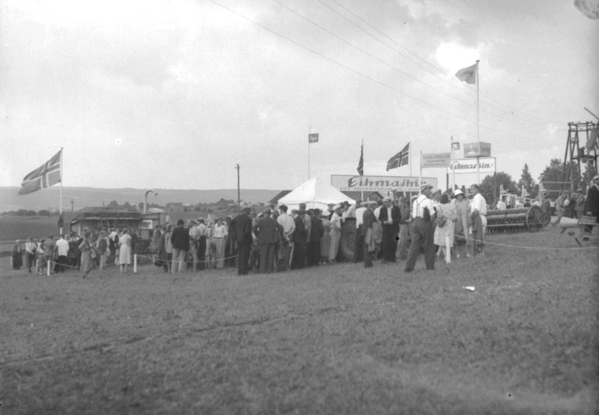 Anno Domkirkeodden, Jubileumsutstillingen på Jønsberg i 1947 da skolen var 100 år. Stange bygdeutstilling, landbruksutstilling. Stand Eikmaskin