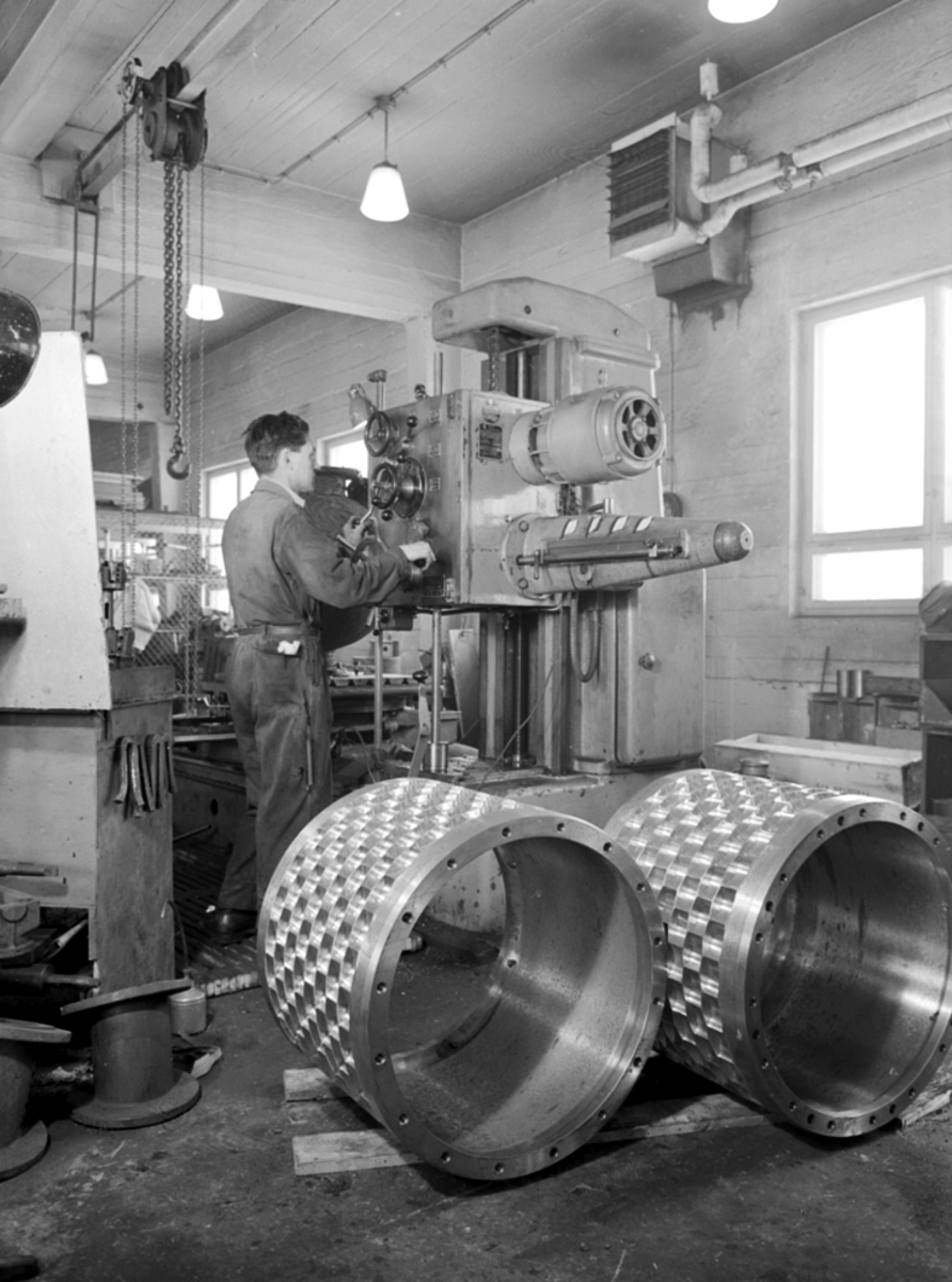 Anno Domkirkeodden, INTERIØR: MA-TRO-FA, TANGEN METALLSTØPERI, MANN VED DRILL
