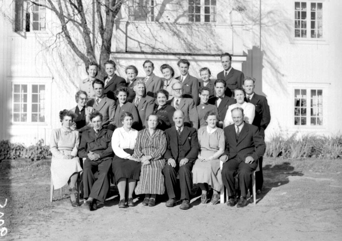 Anno Domkirkeodden, GRUPPE: STOR FAMILE 25 STK. FAMILIEN SJØLI, ÅSVANG, Stange.