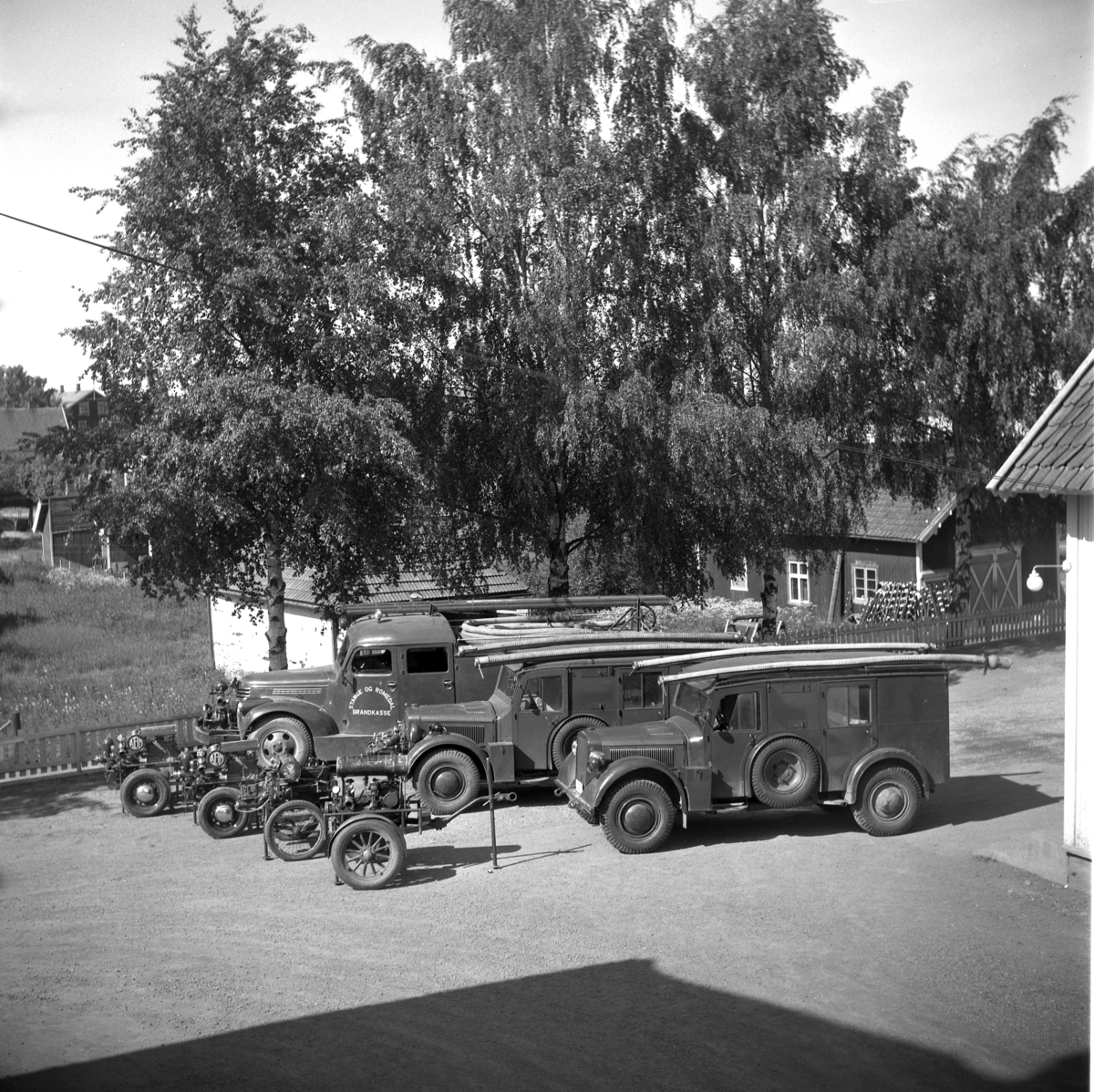 Anno Domkirkeodden, STANGE BRANNVESEN, BRANNBILER, I FORGRUNNEN: 2 STK. HORCH, EX-TYSK KRIGSMODELL, DEN ENE PÅ REG. NR. D-4665, BRANNSPRØYTER Bakerst en Chevrolet 1946-47-modell.