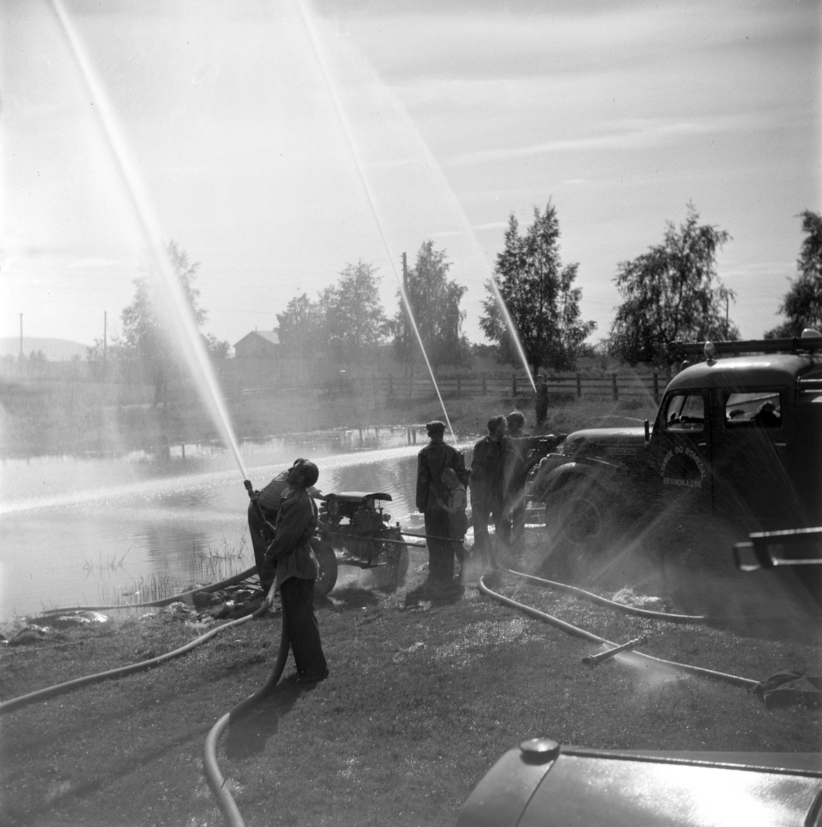 Anno Domkirkeodden, Stange Brannvesen, brannøvelse, prøving av slanger, slukkeutstyr, brannbil, Chevrolet, brannmannskaper, Væstaddammen.