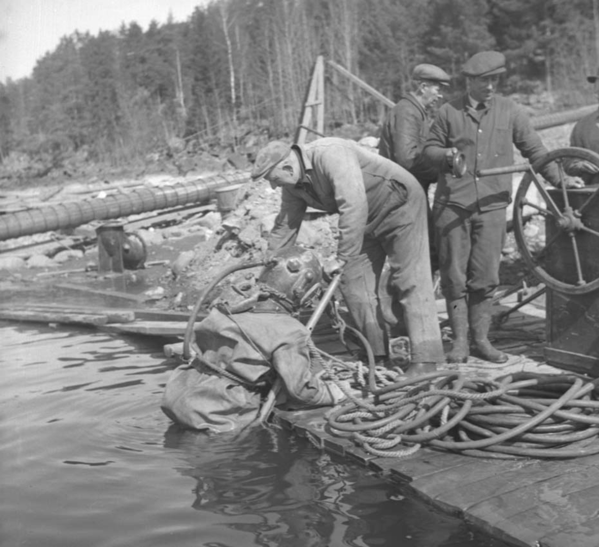 Anno Domkirkeodden, STANGE KOMMUNE, VANNVERKET, DYKKER, VED MJØSKANTEN, DYKKER GÅR I VANNET, ARBEIDSGJENG, FRANGSTUA