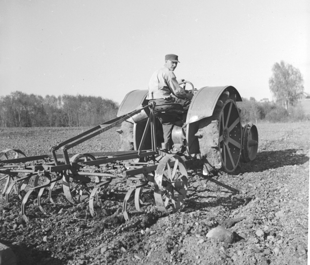 Anno Domkirkeodden, TRAKTOR MED HARV, KJENNSTAD GÅRD