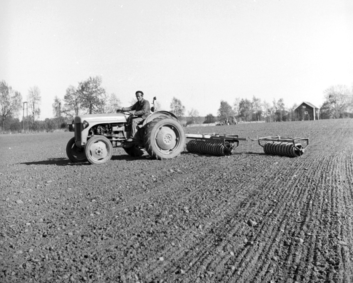 Anno Domkirkeodden, TRAKTOR MED TROMMEL, KJENNSTAD GÅRD,