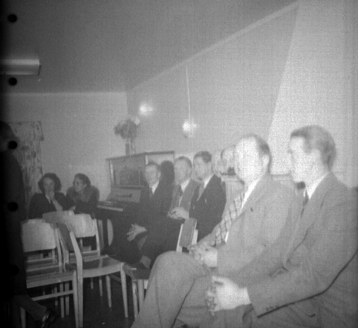 Anno Domkirkeodden, TANGEN MANNSKOR "AVSLØRER" PORTRETTGALLERI, TANGEN, STOR GRUPPE, PIANO