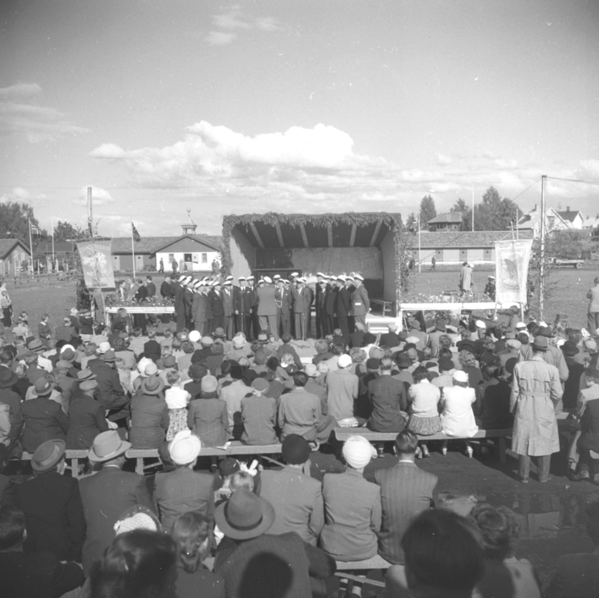 Anno Domkirkeodden, STANGEUTSTILLING, MYE FOLK, SCENE, SANGKOR, UTSTILLINGSPLASSEN, HAMAR