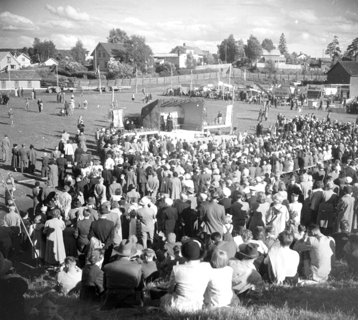 Anno Domkirkeodden, STANGEUTSTILLING, OVERSIKT, MYE FOLK, SCENE, UTSTILLINGSPLASSEN, HAMAR