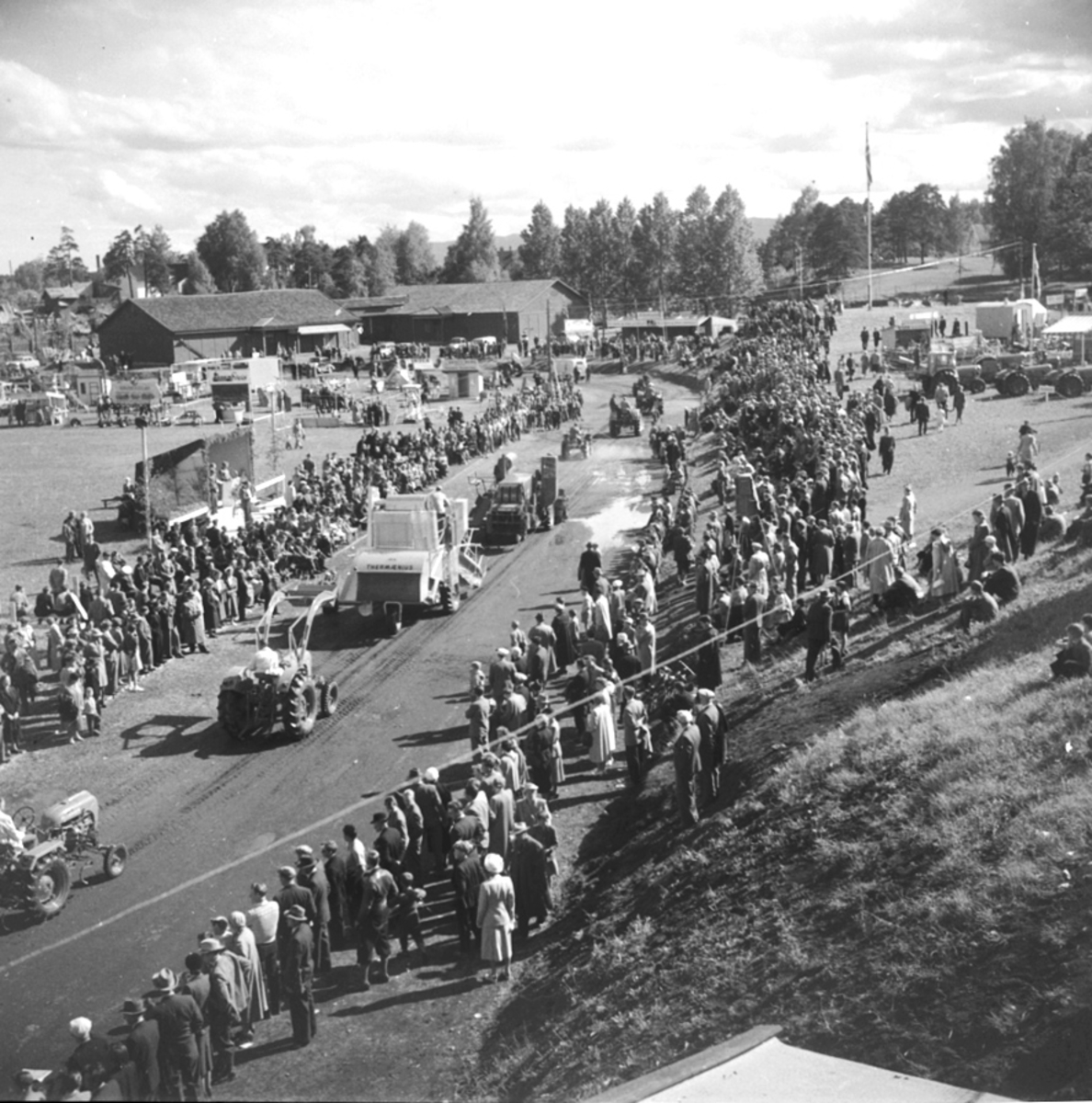 Anno Domkirkeodden, STANGEUTSTILLING, OVERSIKT, MYE FOLK, LANDBRUKSMASKINER, UTSTILLINGSPLASSEN, HAMAR