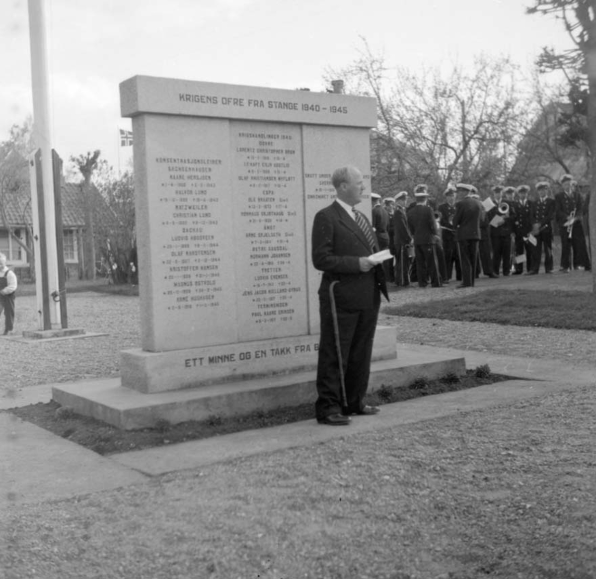 Anno Domkirkeodden, Lærer Sverre Fjæstad holder minnetale ved bauta for krigens ofre i 1953.