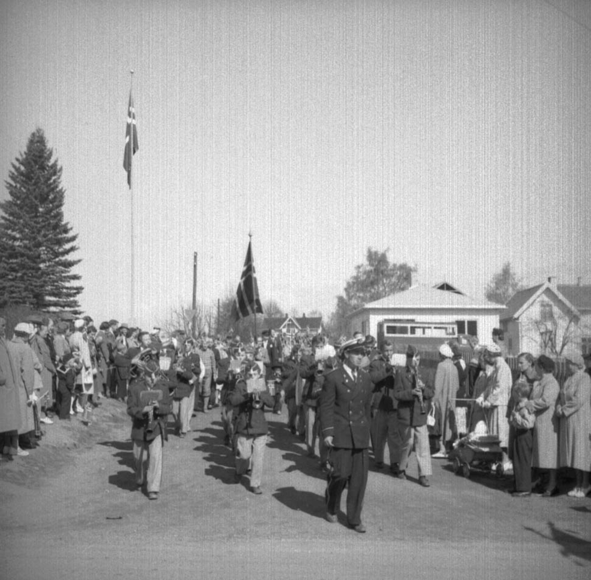 Anno Domkirkeodden, 17 MAI, BARNETOG, MUSIKKORPS, FLAGG, POLITI,