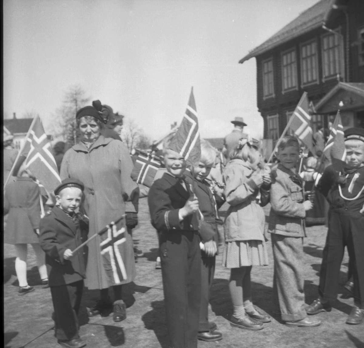 Anno Domkirkeodden, 17 MAI FEIRING, SKOLEPLASSEN, BARN MED FLAGG