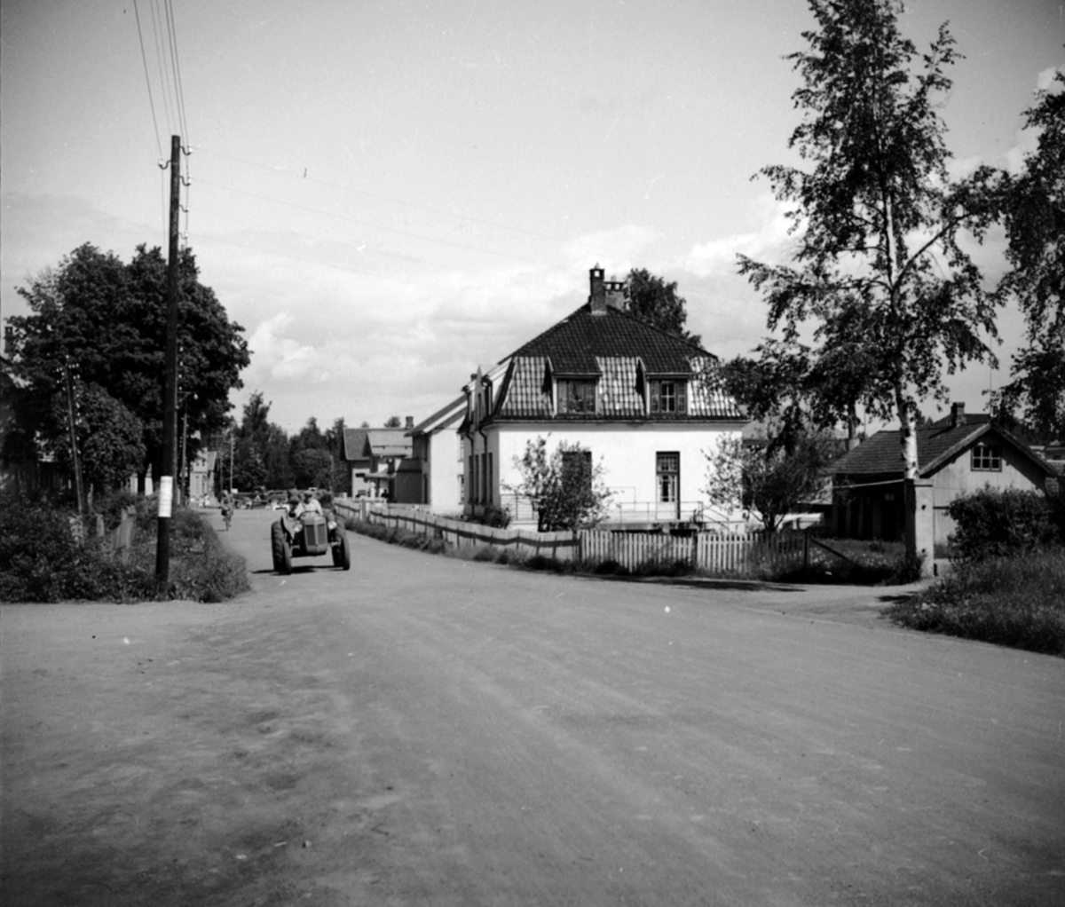 Anno Domkirkeodden, EKSTERIØR: TELEFONSENTRALEN, HEGGESHEIM, RIKSVEG 222, TRAKTOR, SE ÅRBOKA GAMMALT FRÅ STANGE OG ROMEDAL 2006 S. 145