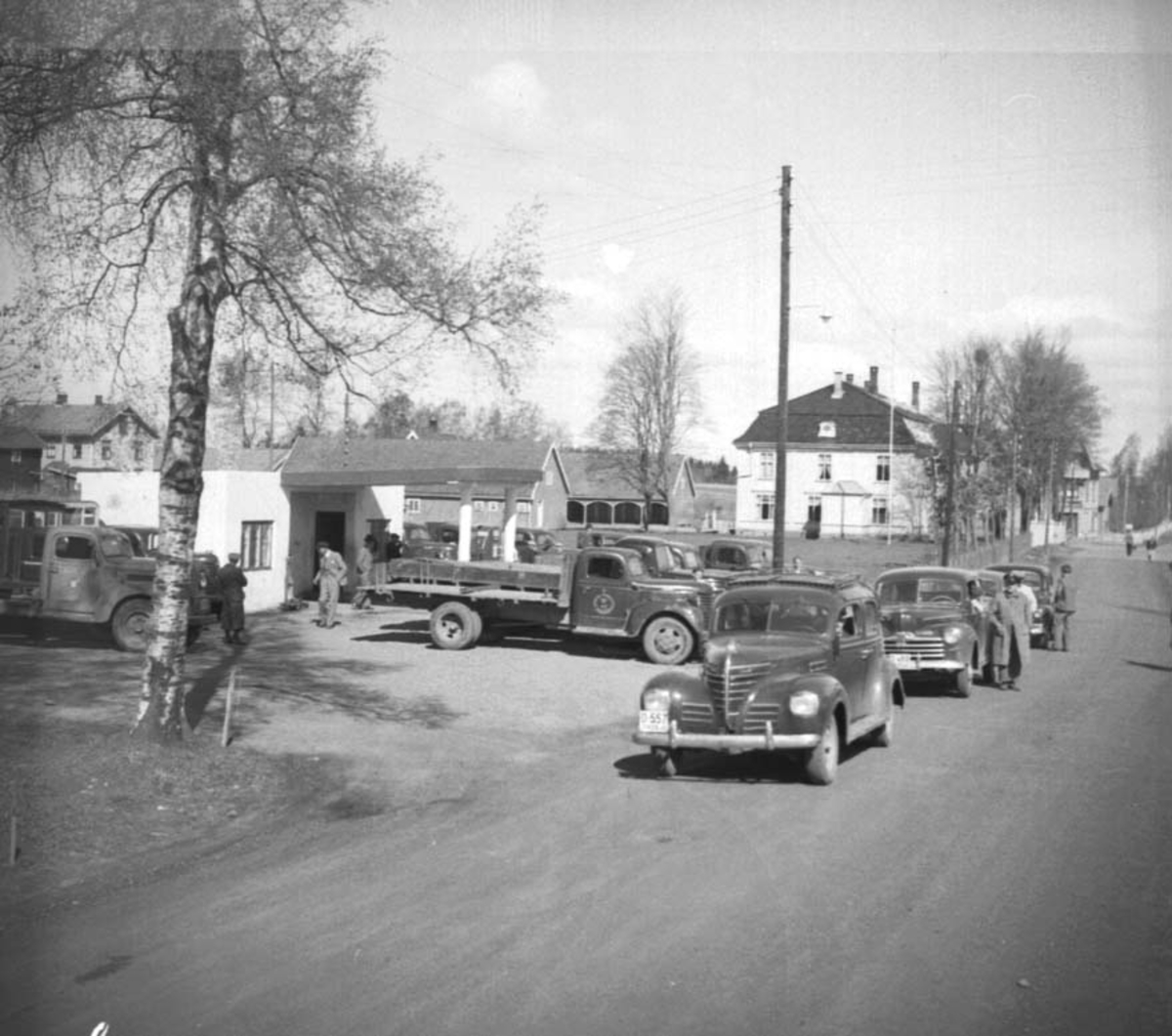 Anno Domkirkeodden, STANGEBYEN, TINGVOLD, RIKSVEG 222, BILER, PERSONBILENE: NÆRMEST 1939 PLYMOUTH, FULGT AV 1946-48 FORD, BENSINSTASJON
