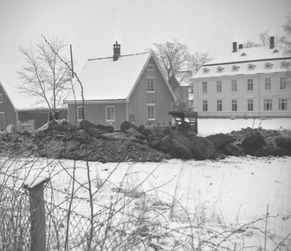 Anno Domkirkeodden, EKSTERIØR: TINGVOLD, VINTER, GRAVING I FORGRUNNEN