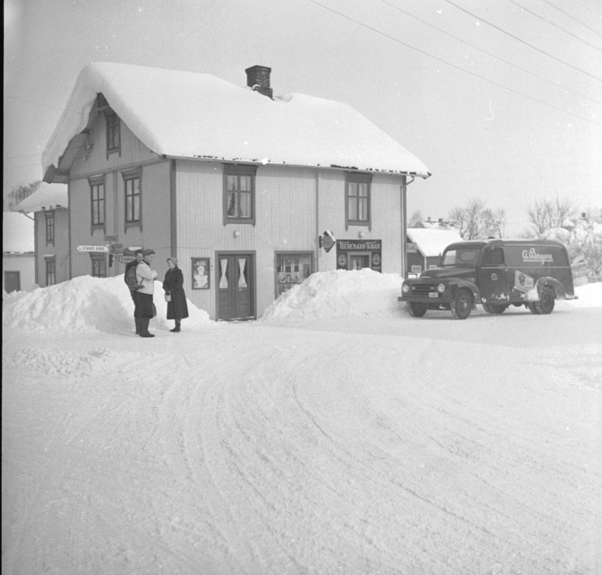 Anno Domkirkeodden, EKSTERIØR: HAMMER GÅRDEN, FOLK, VAREBIL, VINTER