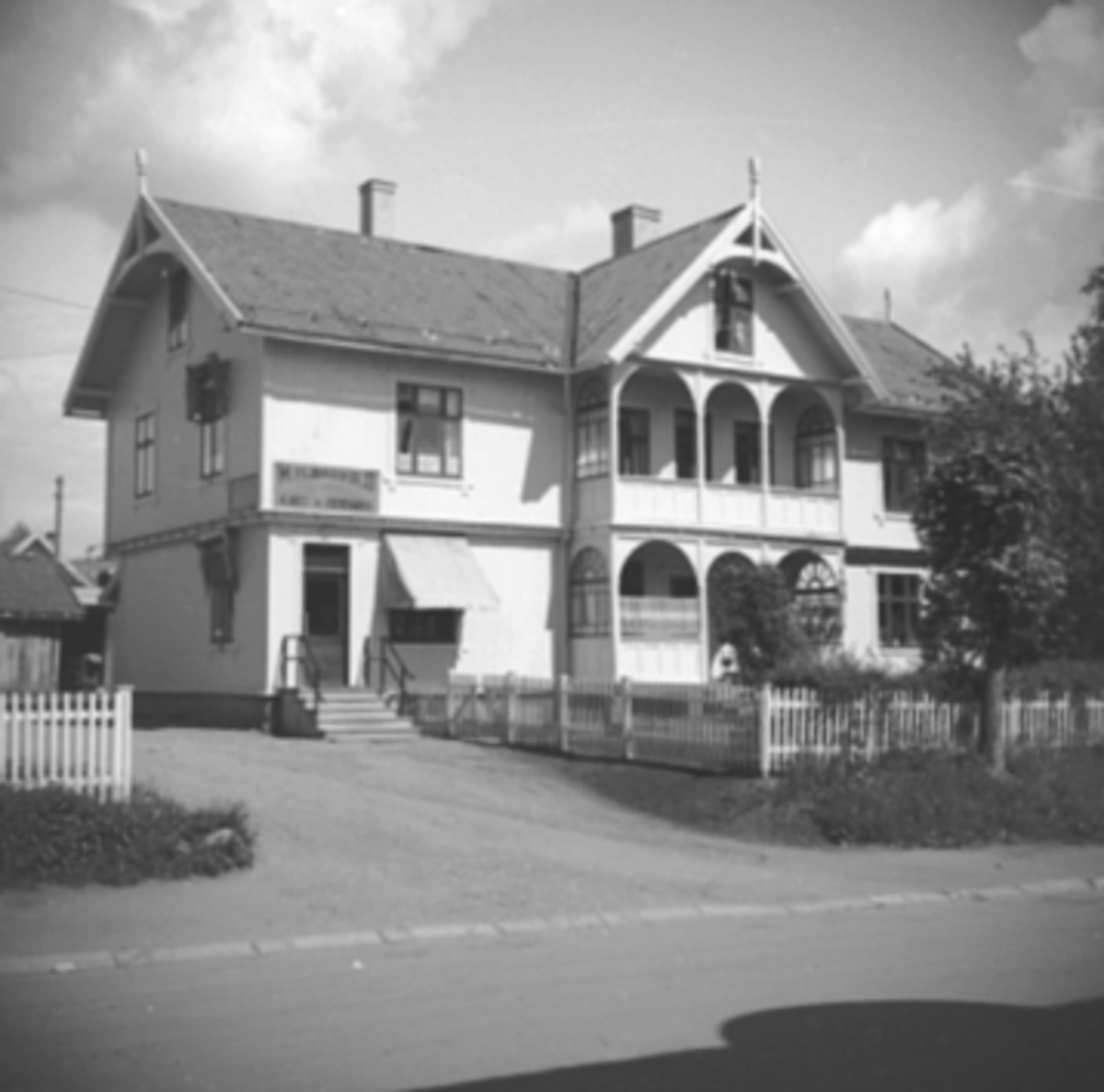 Anno Domkirkeodden, EKSTERIØR: M. H. BROVOLD, KJØTT OG FEDEVARER, HOEL, , VESTRE NORDHEIM, STAKITT