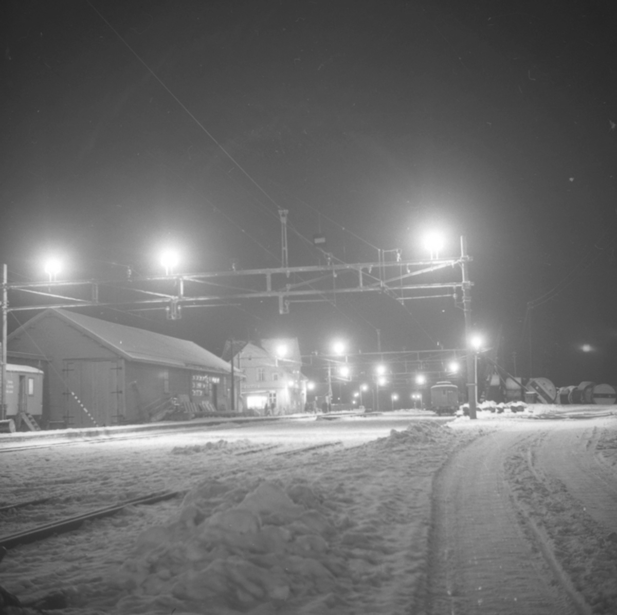 Anno Domkirkeodden, OVERSIKT STANGE JERNBANESTASJON, NATT