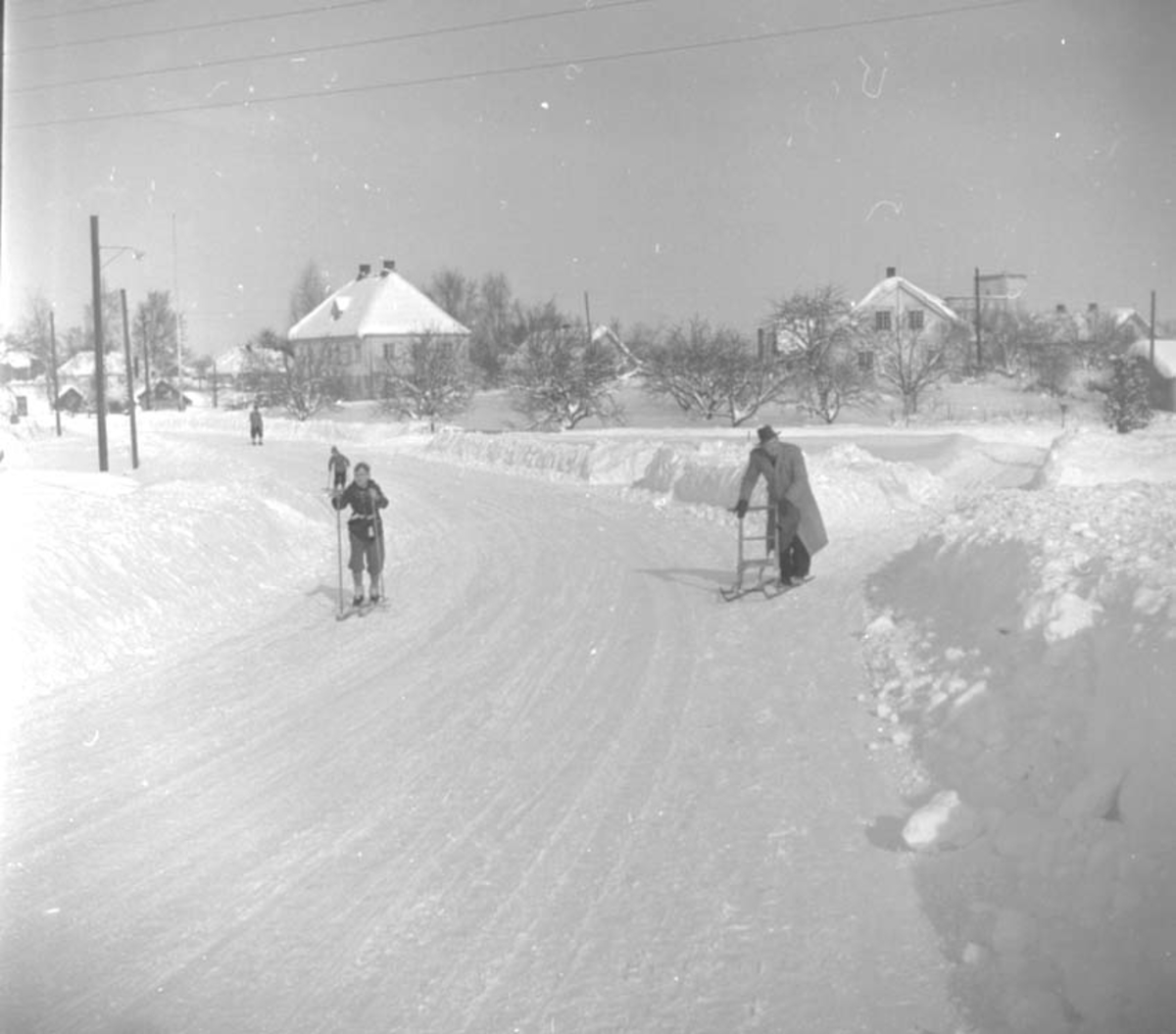 Anno Domkirkeodden, OVERSIKT RIKSVEG 222, MANN MED SPARK, GUTT PÅ SKI, SOLE, , VINTER