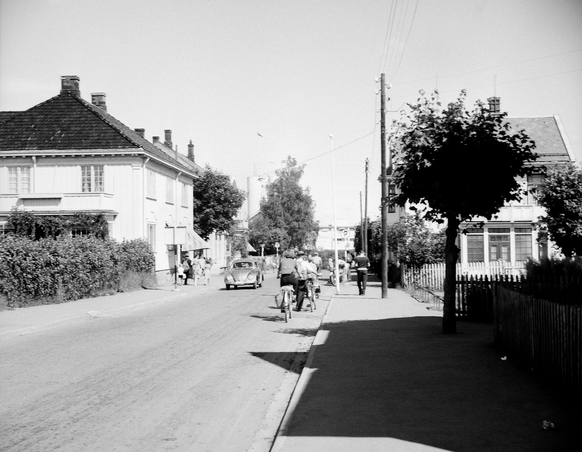 Anno Domkirkeodden, OVERSIKT STANGEBYEN, STORGATA. , SOLBRÅ, BILER, FOLK,