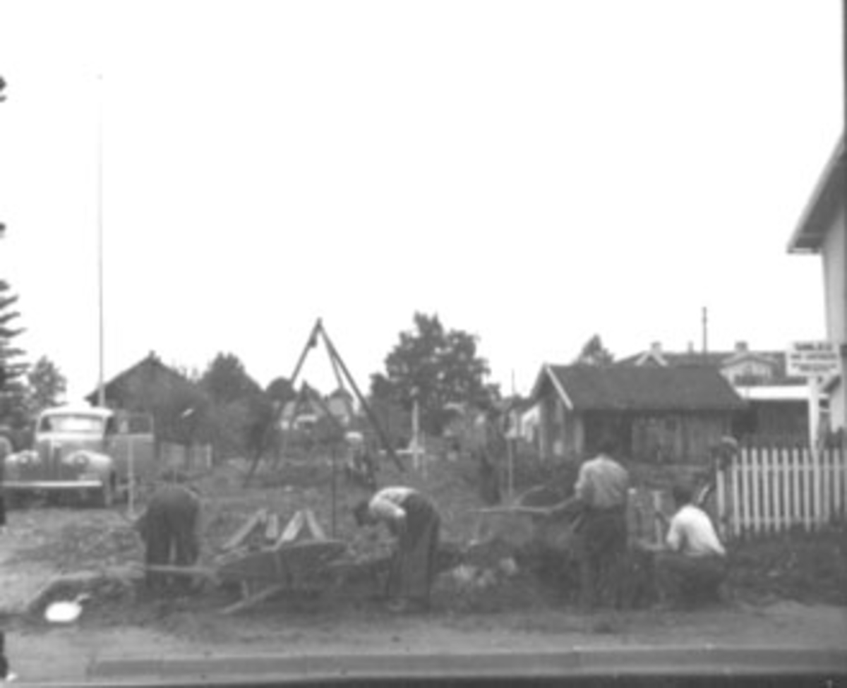 Anno Domkirkeodden, STANGEBYEN, SKOLEGATA OPPARBEIDES, 5 MENN ARBEIDER, PEDERSEN, HANS, JENSEN, HJALMAR, GULDBRANDSEN, FRIDJOF, UKJENT, SPADE, TRILLEBÅR, STUBBRYTER