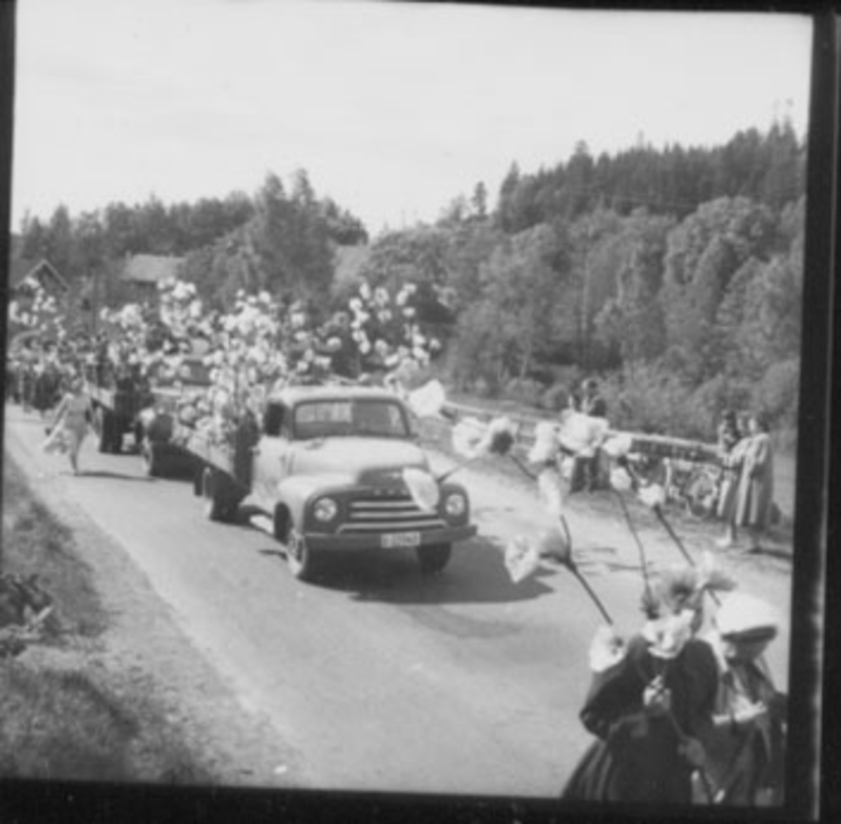 Anno Domkirkeodden, WERGELANDSDAGEN, SUTTUNGER I OPPTOG, MANGE BARN, SILKEPAPIR BLOMSTER, LASTEBIL NÆRMEST: OPEL BLITZ CA. 1953-62, TANGEN
