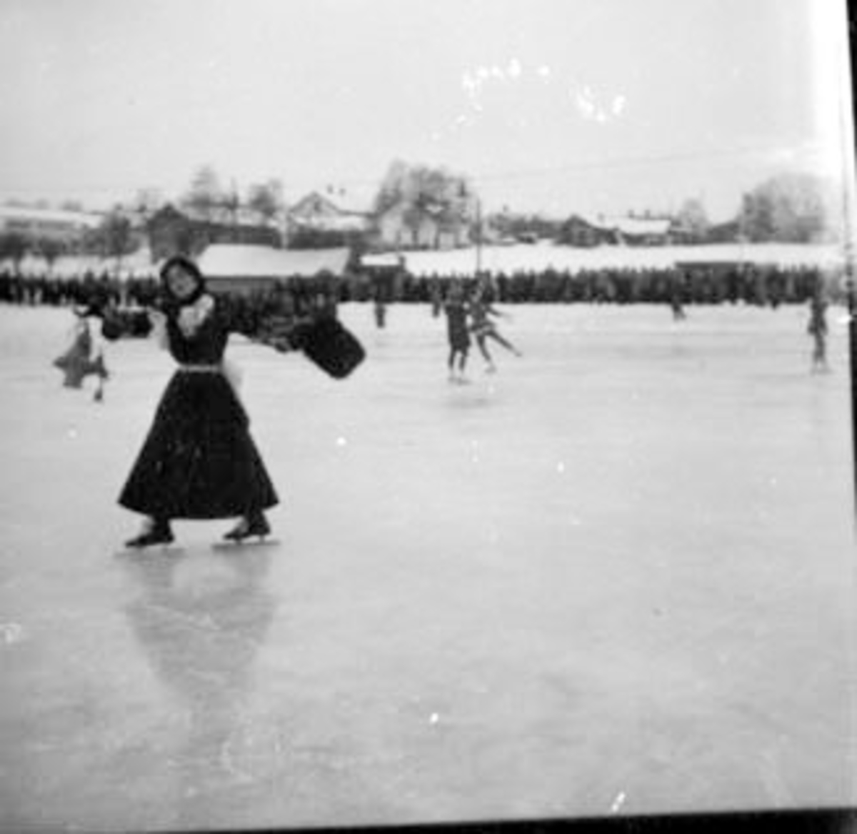 Anno Domkirkeodden, UTKLEDD DAME PÅ SKØYTER, SHOW, IDRETTSPLASSEN, MYE FOLK SER PÅ,