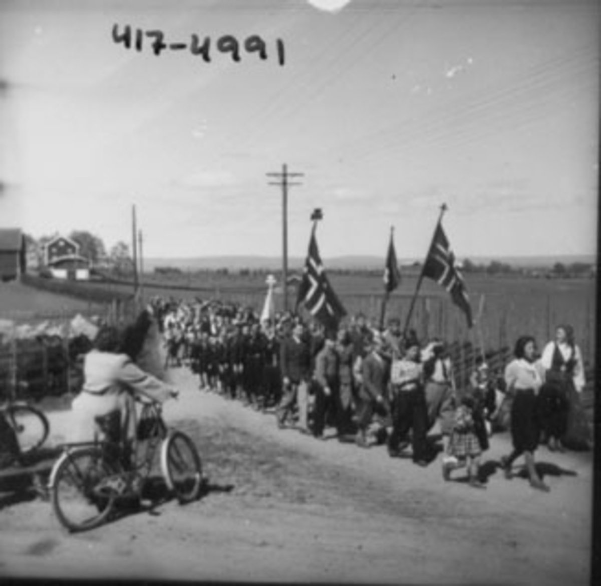 Anno Domkirkeodden, 17. MAI TOG, FLAGG, SPEIDERE, DAME MED SYKKEL I FORGRUNNEN, ROMEDAL