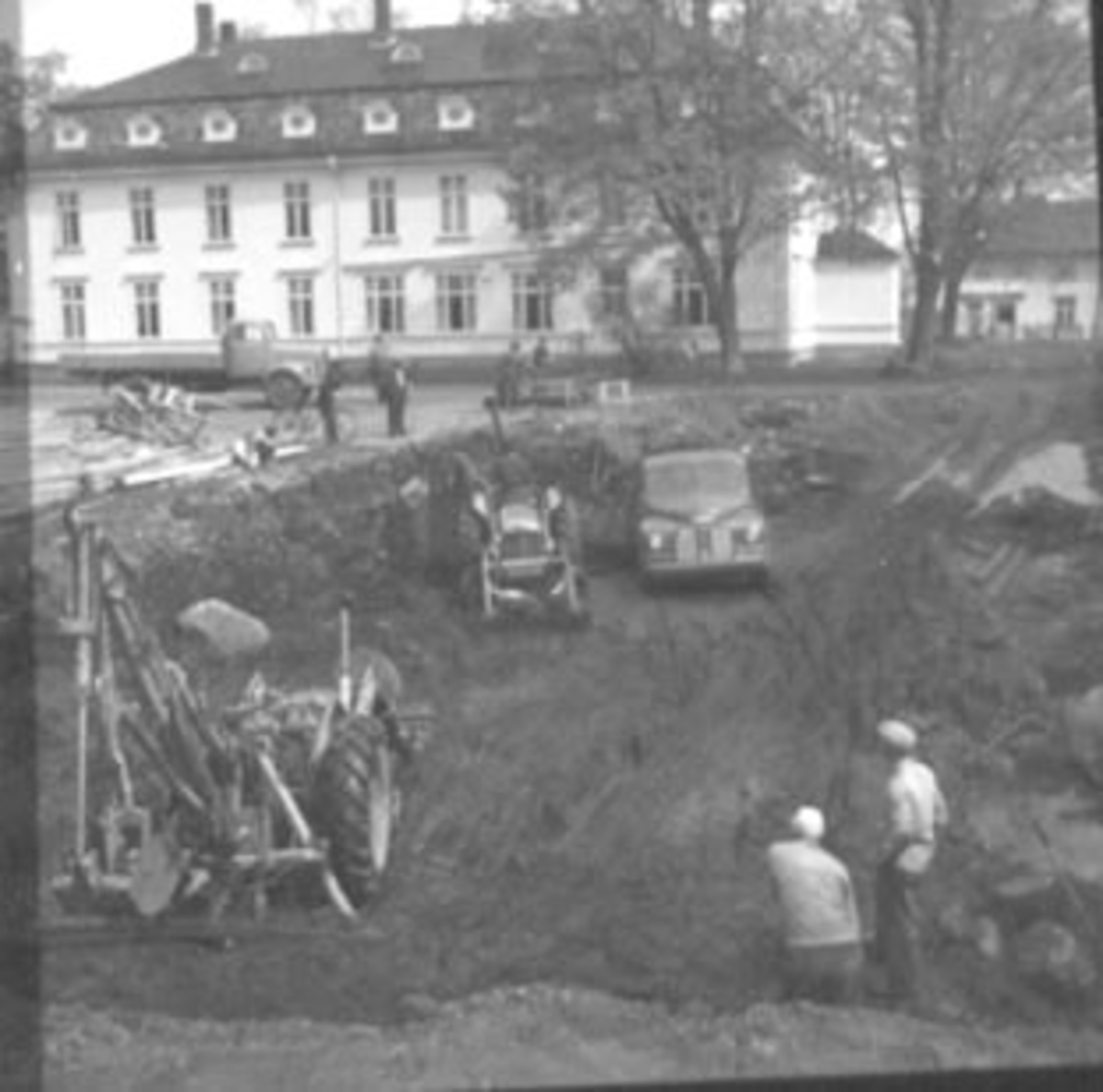 Anno Domkirkeodden, EKSTERIØR: TINGVOLD, GRAVING I FORGRUNNEN GRAVEMAKIN PÅ TRAKTOR, LASTEBIL, FOLK ARBEIDER,