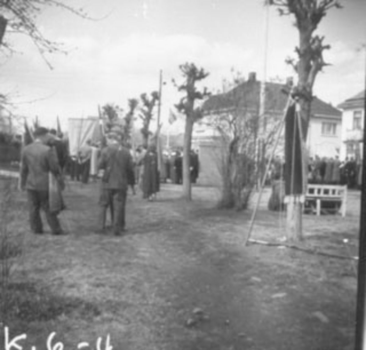 Anno Domkirkeodden, 1. MAI TOG, MINNESMERKE OVER DE FALNE, MYE FOLK,