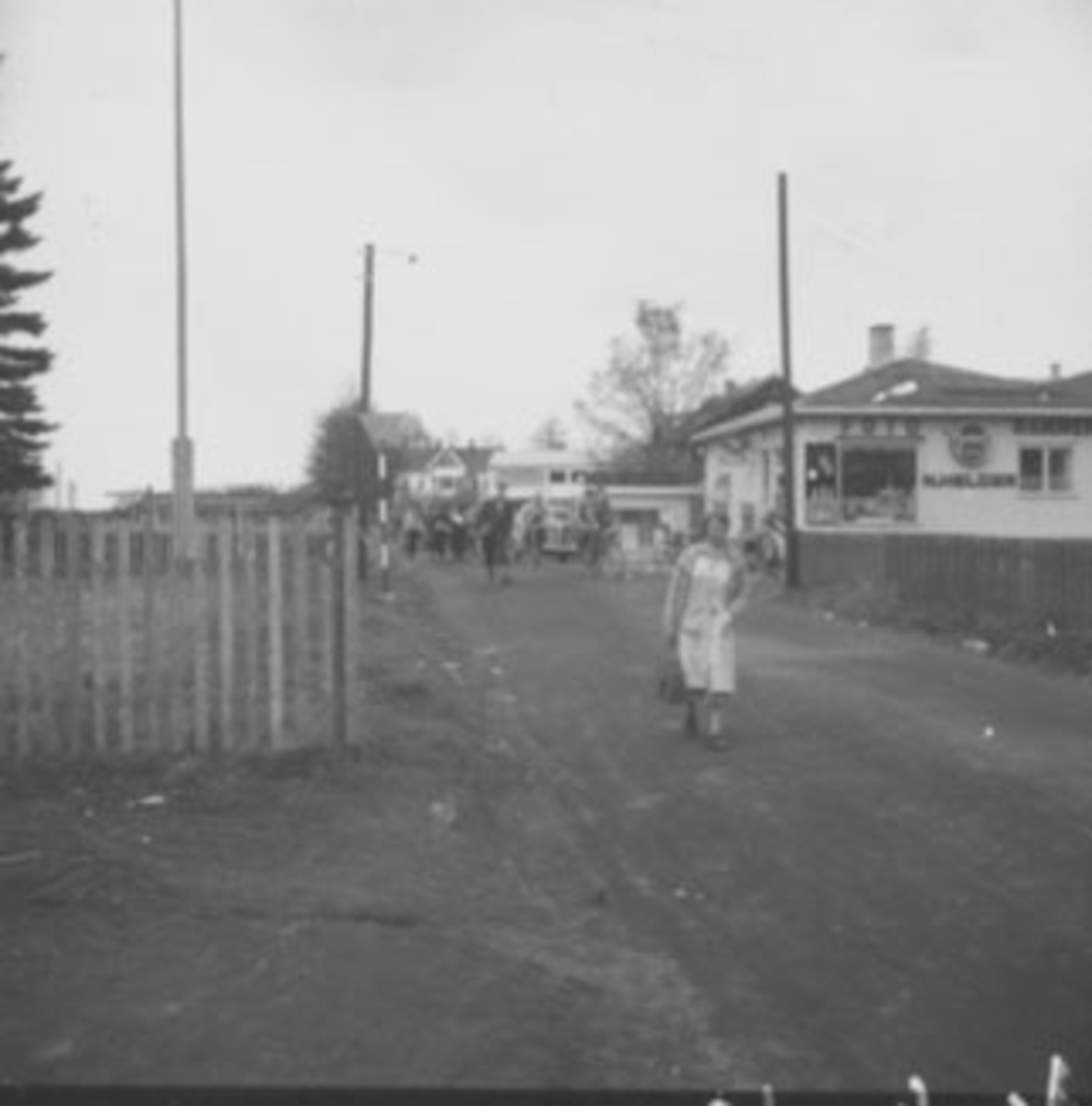 Anno Domkirkeodden, MYE FOLK I GATA, EKSTERIØR: HELGER, NORMANN FOTOFORRETNING,