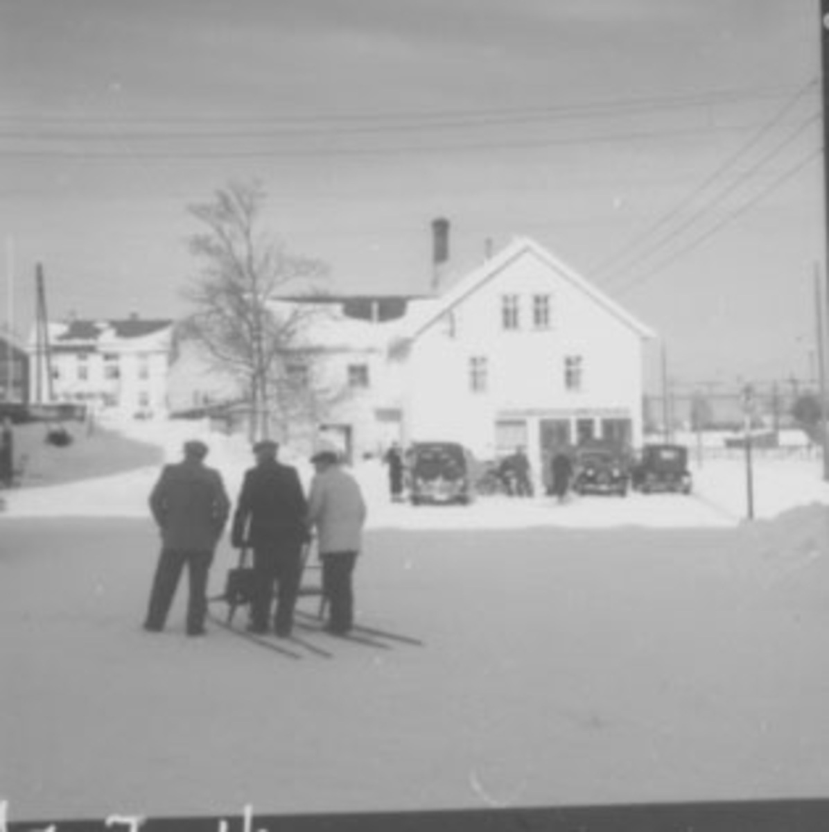 Anno Domkirkeodden, EKSTERIØR: STANGE MEIERI, BILER, FOLK UTENFOR, SPARK, VINTER,
