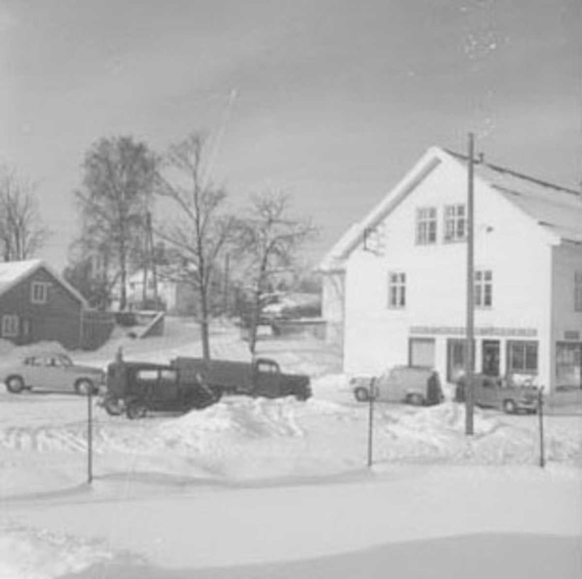 Anno Domkirkeodden, EKSTERIØR: STANGE MEIERI, BILER, LASTEBIL, VAREBILER, VINTER,