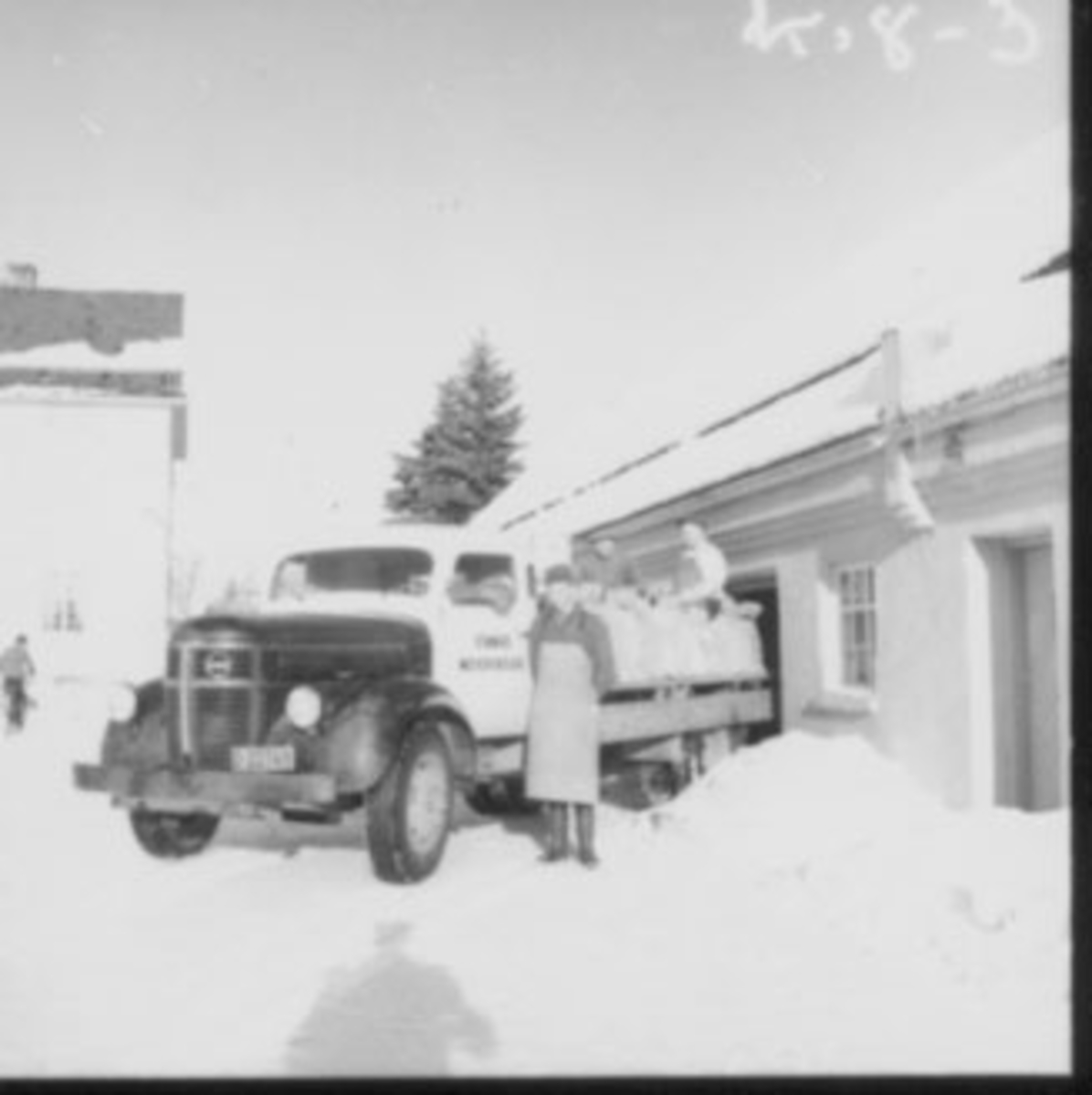 Anno Domkirkeodden, STANGE MEIERI, UTKJØRING MED LASTEBIL VOLVO "RUNDNOS" CA. 1946-52 MODELL, TRANSPORT AV SEKKER