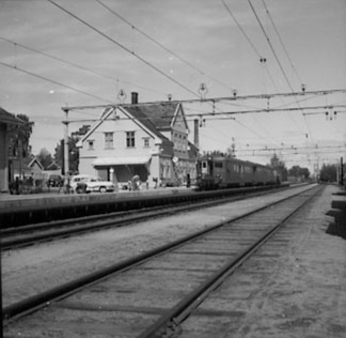 Anno Domkirkeodden, EKSTERIØR: STANGE STASJON, TOG, FOLK, BILER