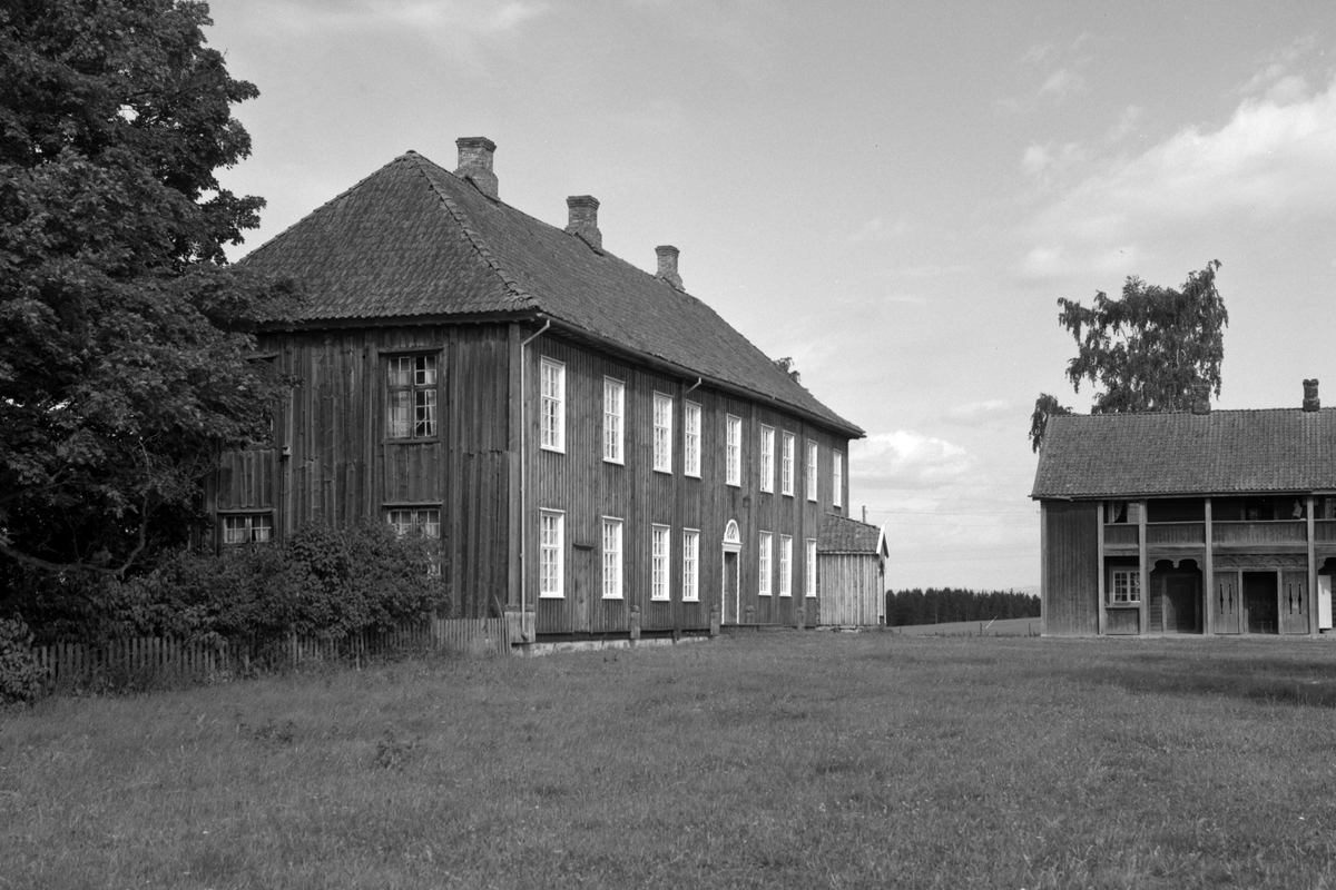 Anno Domkirkeodden, EKSTERIØR: GARDSBRUK, HOVEDBYGNINGEN, RINGNES GÅRD
