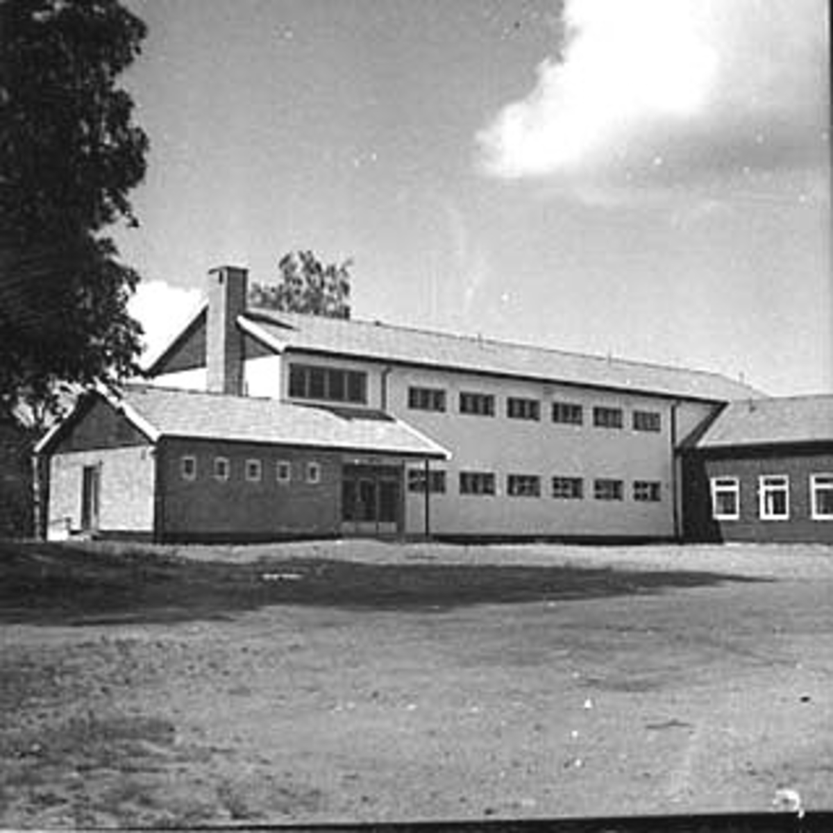 Anno Domkirkeodden, EKSTERIØR: TANGEN SKOLE, TANGEN