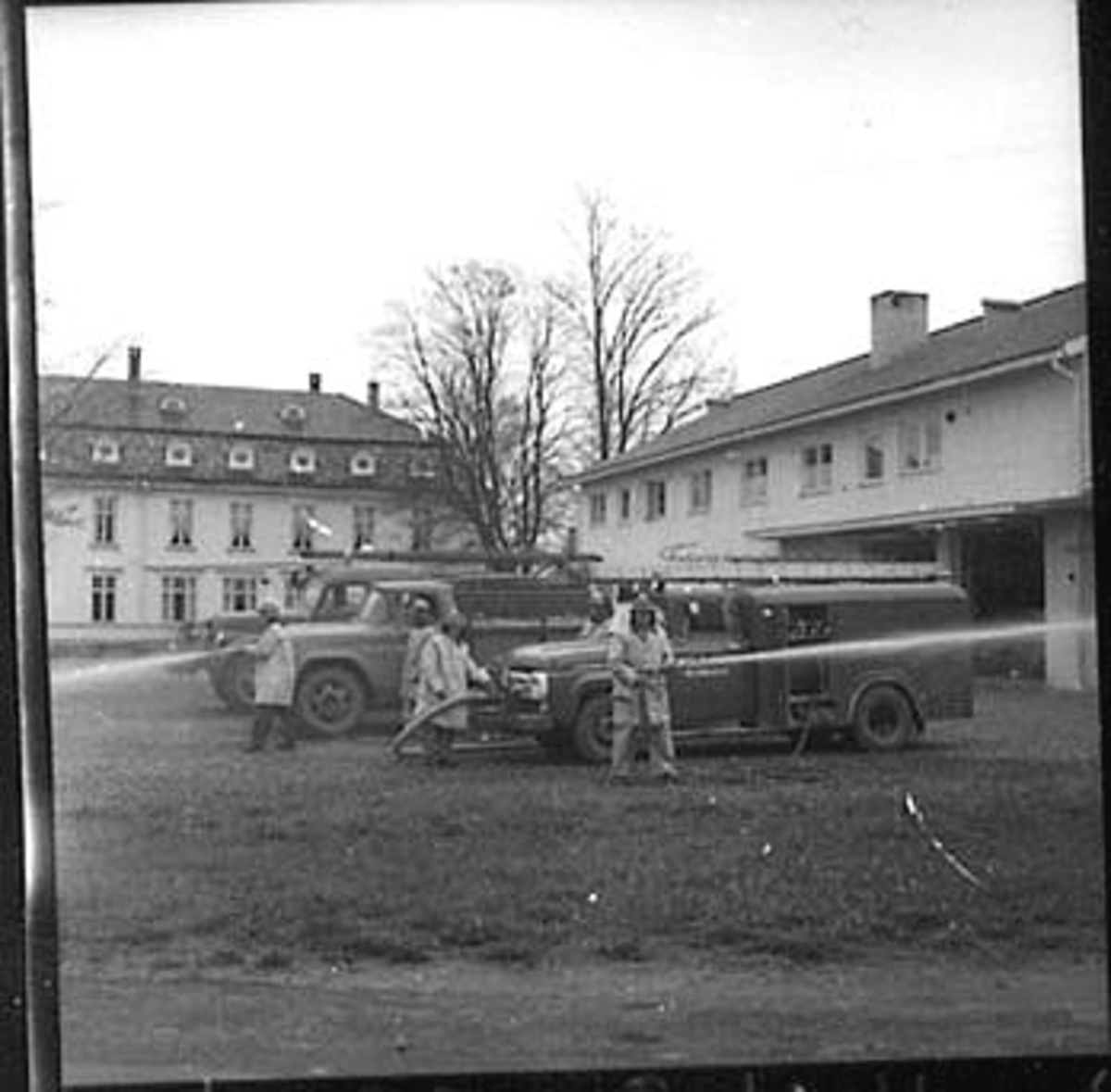 Anno Domkirkeodden, BRANNØVELSE, STANGE BRANNVESEN, EKSTERIØR: BRANNSTASJONEN, BRANNMENN, BRANNSLANGE, BRANNBILER,