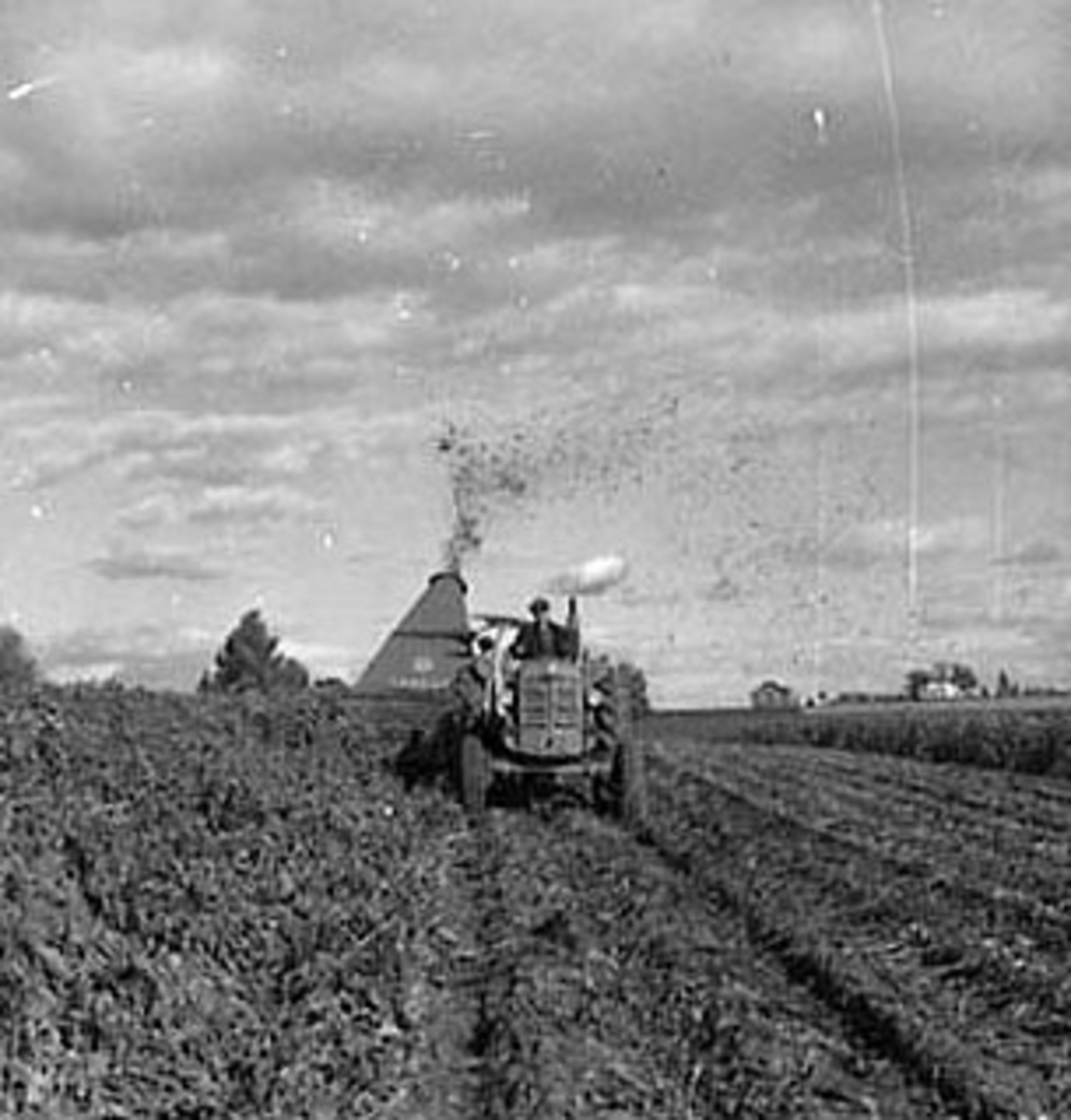Anno Domkirkeodden, TRAKTOR MED FORHØSTER, HUSEBY GÅRD,