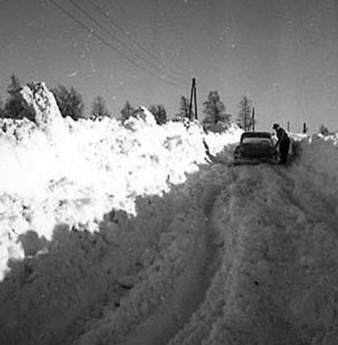 Anno Domkirkeodden, BIL PÅ VEG, SNØVINTEREN 1962, HØYE BRØYTEKANTER, UBRØYTA VEG, LALUM GÅRD,