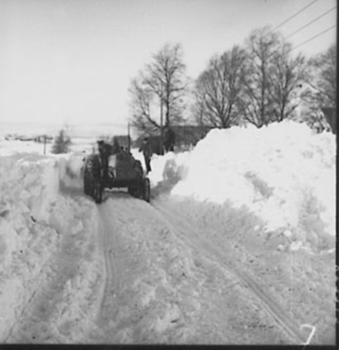 Anno Domkirkeodden, TRAKTOR PÅ VEG, SNØVINTEREN 1962, HØYE BRØYTEKANTER, SNØBRØYTING, LALUM GÅRD,