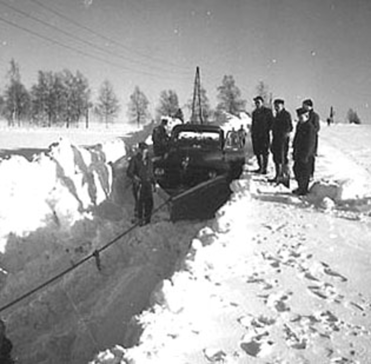 Anno Domkirkeodden, LASTEBIL FORD (USA) 1955 MODELL, MED SNØPLOG, SNØVINTEREN 1962, HØYE BRØYTEKANTER, FOLK MED SPADER, LALUM GÅRD,