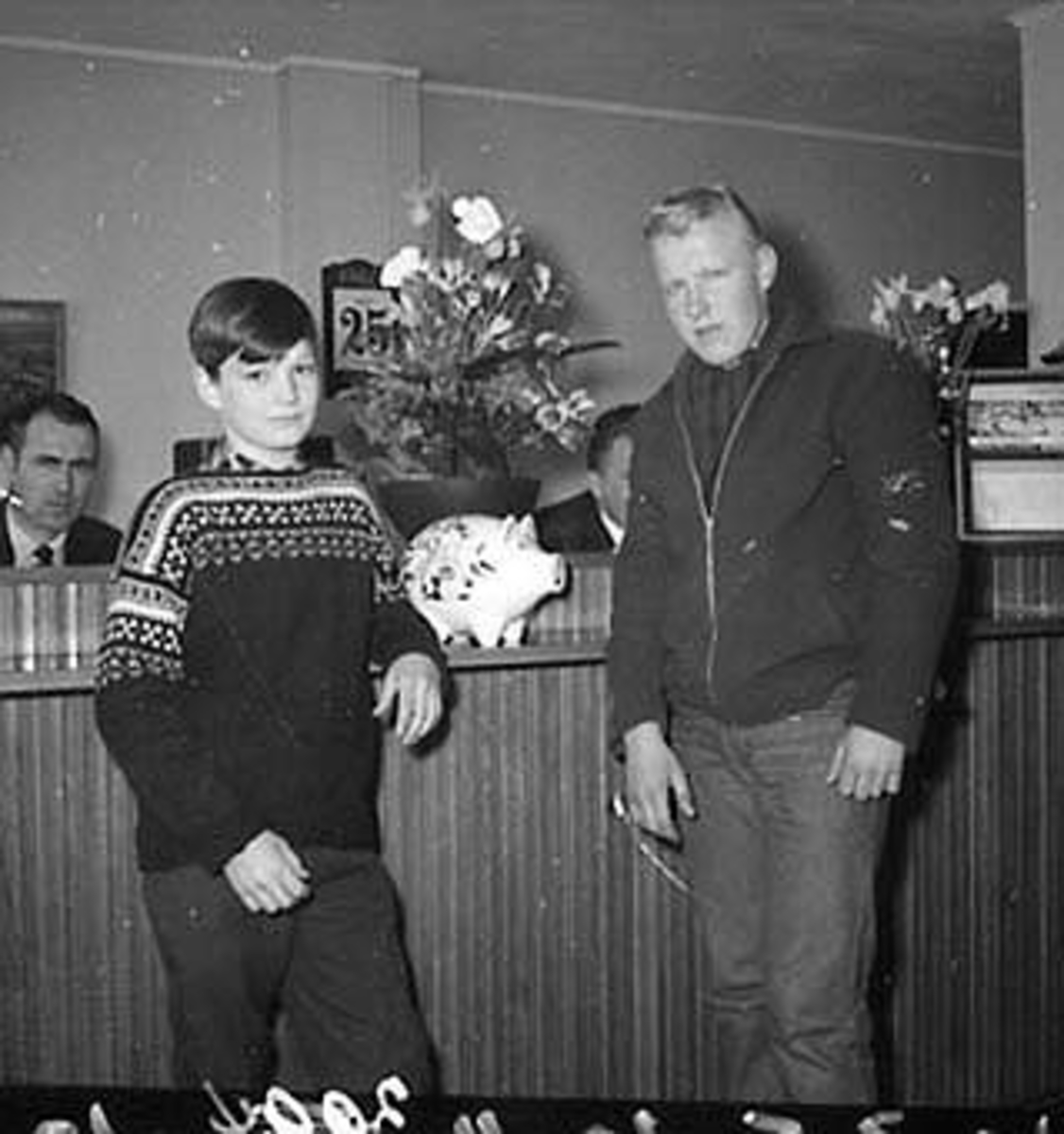 Anno Domkirkeodden, INTERIØR: KREDITKASSEN, ÅPNING, SKRANKE, KUNDER, SKOLEGATA. , STANGEBYEN