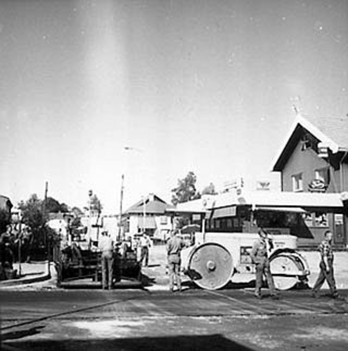 Anno Domkirkeodden, VEGARBEIDERE, ASFALTLEGGING, MENN ARBEIDER, ASFALTMASKIN, STANGEBYEN, STORGATA, SKOLEGATA
