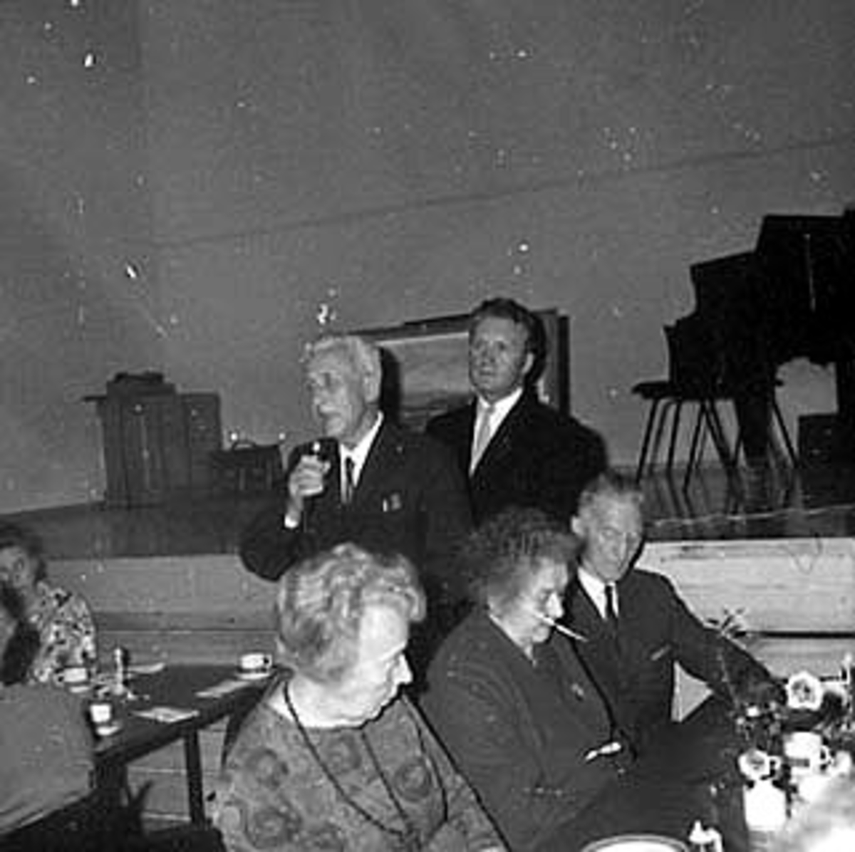 Anno Domkirkeodden, TINGVOLD, KIRKEKAFFE, AVSKJEDSFEST FOR PROST RAUSTØL, MENIGHETSFORMANN PER GJESTVANG BAK TIL HØYRE.