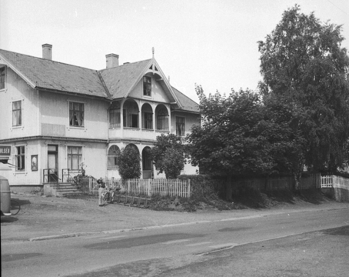 Anno Domkirkeodden, EKSTERIØR: BROVOLDGÅRDEN, STANGEBYEN, VESTRE NORDHEIM, MAGNUS BROVOLDS SLAKTERBUTIKKSE ÅRBOKA 2006 S. 142