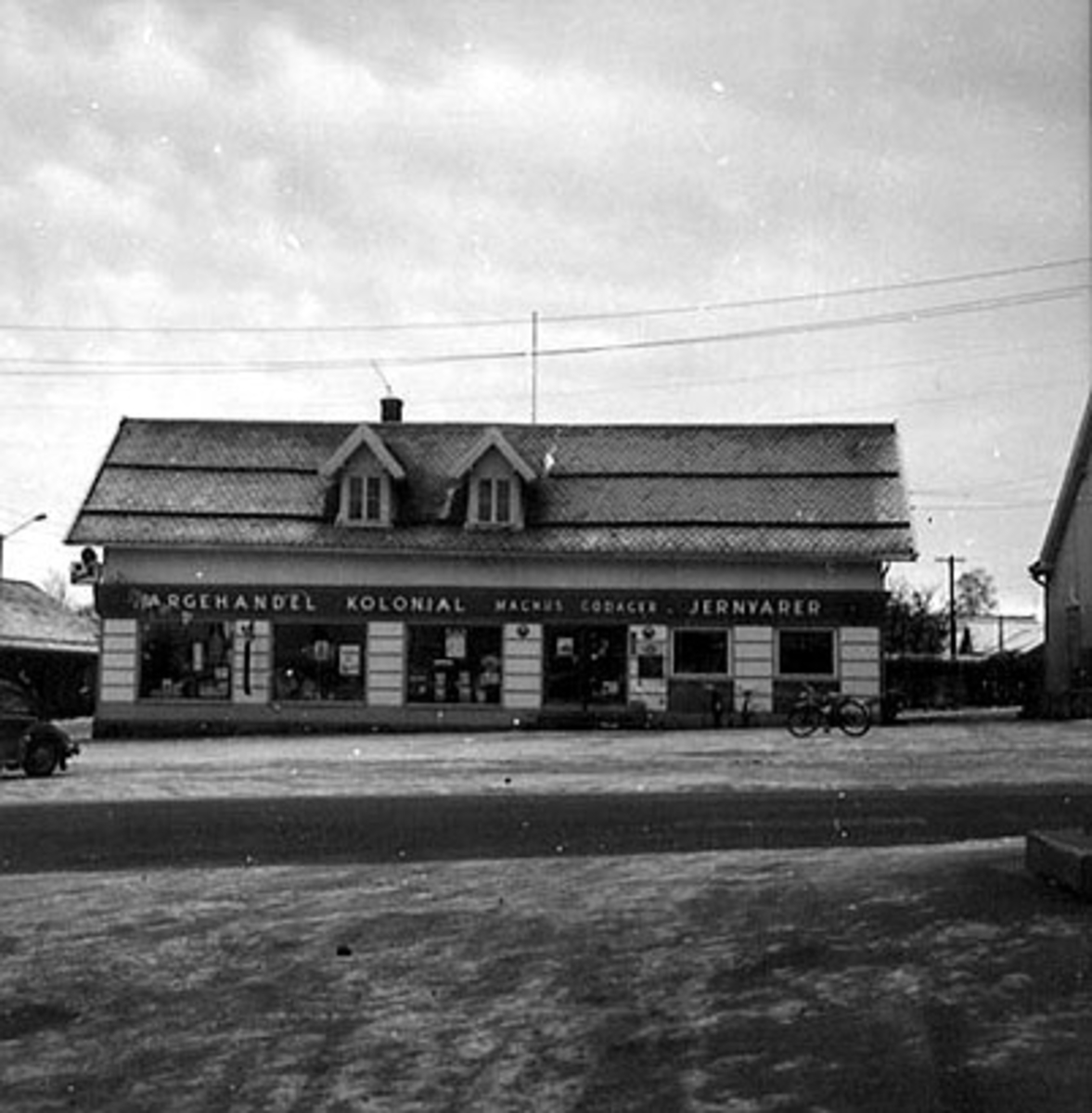 Anno Domkirkeodden, EKSTERIØR: MAGNUS GODAGERS FORRETNING, ALFHEIM, STORGATA, STANGEBYEN, FARGEHANDEL, KOLONIAL