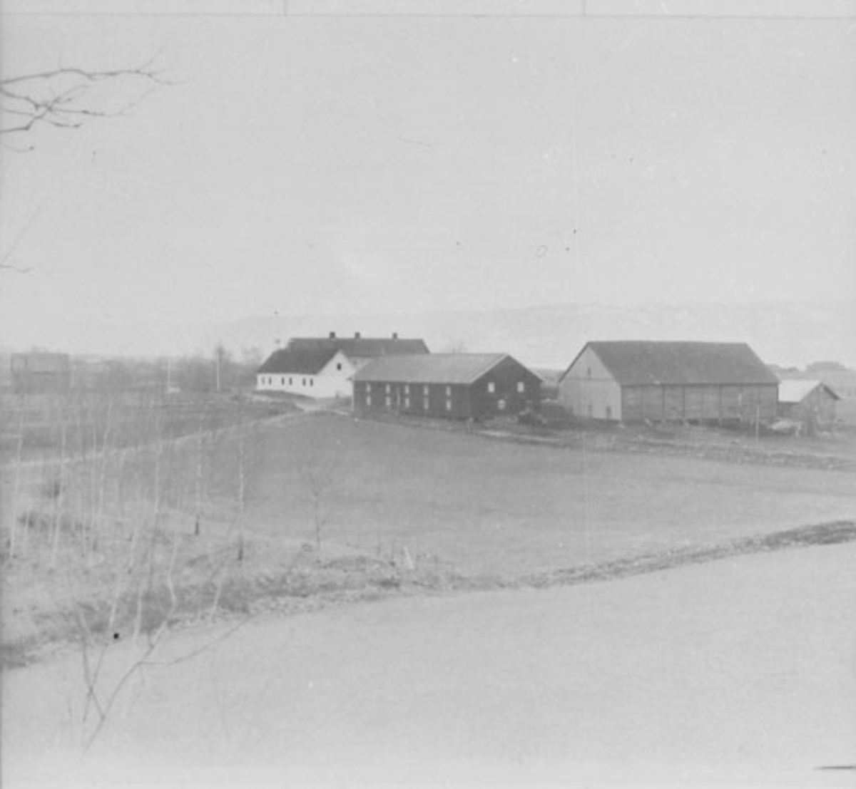 Normann Helger, GARDSBRUK, SAKSLUND GÅRD SETT FRA NORD
