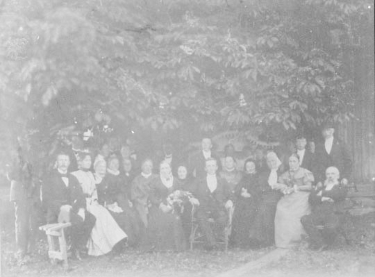 Normann Helger, GRUPPE: STOR FAMILIE, SØLVBRYLLUP KARI POULSEN FØDT LALUM OG KNUD POULSEN, REKSTAD GÅRD.