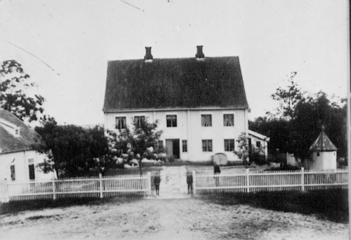Normann Helger, EKSTERIØR, GARDSBRUK, OVERSIKT TUNET MED HOVEDBYGNING, BOLIG, LYSTHUS, PORT, JOHAN GJESTVANG, ARNE GJESTVANG, GUSTAV GJESTVANG, LILLE SKJELVE, .